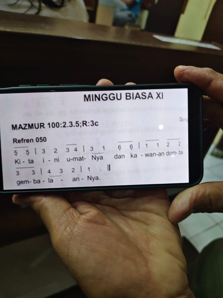 Lingkungan FX Gereja Katolik Stasi Kristus Raja Abianbase mengadakan latihan koor dan makan malam bersama pada Sabtu malam, 13 Juni 2026, untuk persiapan tugas Misa Minggu Biasa XI.