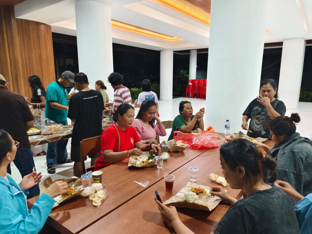 Lingkungan FX Gereja Katolik Stasi Kristus Raja Abianbase mengadakan latihan koor dan makan malam bersama pada Sabtu malam, 13 Juni 2026, untuk persiapan tugas Misa Minggu Biasa XI.