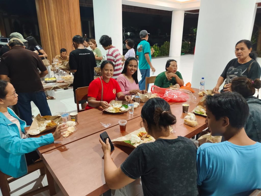 Lingkungan FX Gereja Katolik Stasi Kristus Raja Abianbase mengadakan latihan koor dan makan malam bersama pada Sabtu malam, 13 Juni 2026, untuk persiapan tugas Misa Minggu Biasa XI.