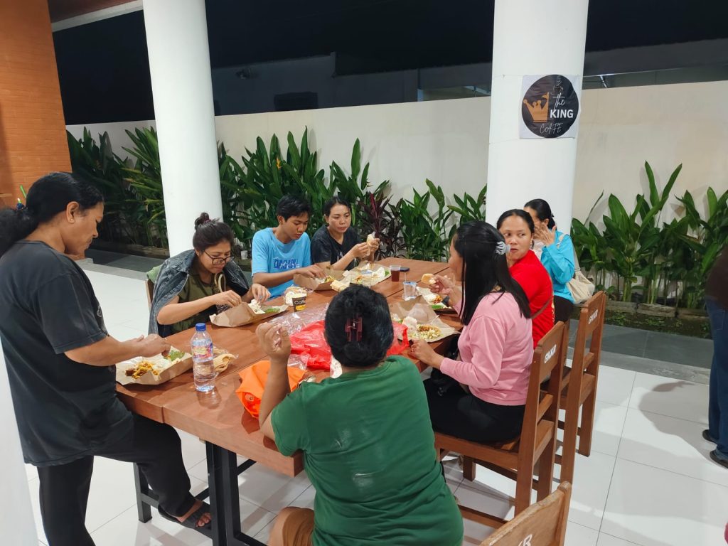 Lingkungan FX Gereja Katolik Stasi Kristus Raja Abianbase mengadakan latihan koor dan makan malam bersama pada Sabtu malam, 13 Juni 2026, untuk persiapan tugas Misa Minggu Biasa XI.