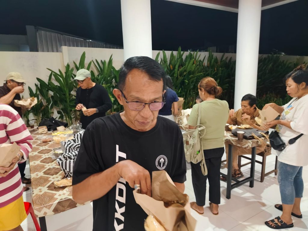 Lingkungan FX Gereja Katolik Stasi Kristus Raja Abianbase mengadakan latihan koor dan makan malam bersama pada Sabtu malam, 13 Juni 2026, untuk persiapan tugas Misa Minggu Biasa XI.
