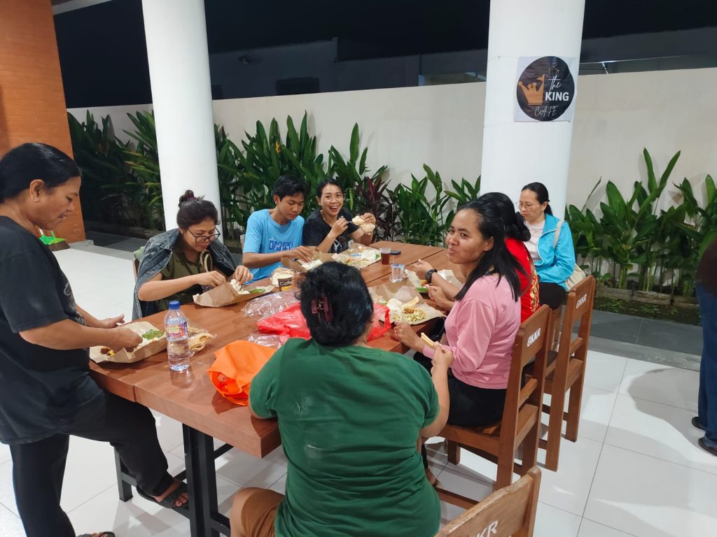 Lingkungan FX Gereja Katolik Stasi Kristus Raja Abianbase mengadakan latihan koor dan makan malam bersama pada Sabtu malam, 13 Juni 2026, untuk persiapan tugas Misa Minggu Biasa XI.