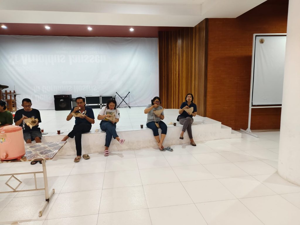 Lingkungan FX Gereja Katolik Stasi Kristus Raja Abianbase mengadakan latihan koor dan makan malam bersama pada Sabtu malam, 13 Juni 2026, untuk persiapan tugas Misa Minggu Biasa XI.