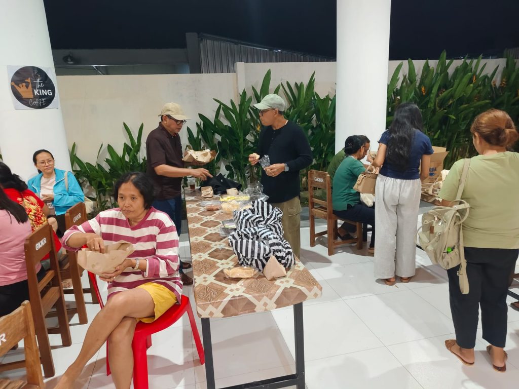 Lingkungan FX Gereja Katolik Stasi Kristus Raja Abianbase mengadakan latihan koor dan makan malam bersama pada Sabtu malam, 13 Juni 2026, untuk persiapan tugas Misa Minggu Biasa XI.