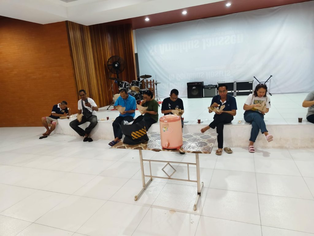 Lingkungan FX Gereja Katolik Stasi Kristus Raja Abianbase mengadakan latihan koor dan makan malam bersama pada Sabtu malam, 13 Juni 2026, untuk persiapan tugas Misa Minggu Biasa XI.
